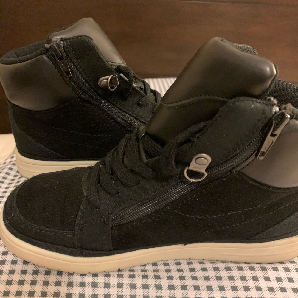 Used! Shoes in great condition.